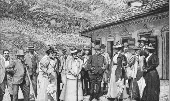 IN FOTO Il Re Umberto con le nobili ospiti al Gran Piano di Noasca. La casa di caccia è quella originaria, di cinque stanze: l’ampliamento sarà di pochi anni dopo, nel 1901. 