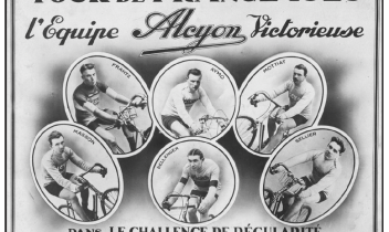 NEL RIQUADRO Aymo in evidenza in questa cartolina con l’Alcyon vittoriosa al Tour del 1925.