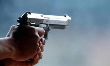 Spara dal balcone con fucile a pallini, 78enne ferisce due carabinieri