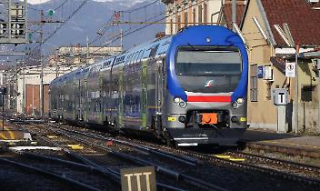 Treni in ritardo e cancellati tra Torino e Ciriè: ci sono delle persone nei pressi dei binari