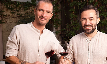 Adriano e Lanfranco davanti all'osteria social a Ciri&egrave;