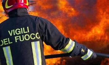 Schianto a Bollengo: motociclista rimane incastrato sotto l'auto che prende fuoco
