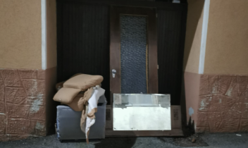 2 Ancora abbandono di rifiuti in Canavese: lasciano divani e porte di casa di fronte al garage di un cittadino