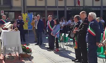 La messa è stata celebrata da don Piero Agrano fuori dalla chiesa