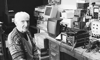 Enzo Benedetto nel suo studio, ricco di apparecchiature, ad Azeglio