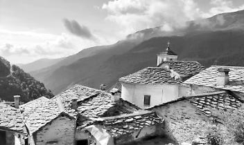 Il nucleo orientale di Succinto raccolto attorno alla chiesa parrocchiale.