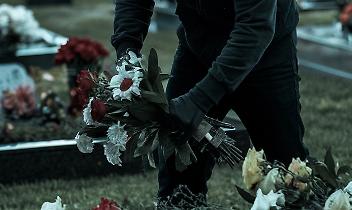 Furto al Cimitero di Bairo: Ladri Rubano Vasi Portafiori dalle Tombe
