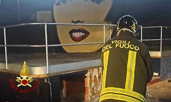 Shock per gli abitanti di Cigliano: l'ex discoteca Due colpita da un incendio