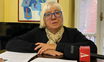 Difende 50 centimetri del cortile per 14 anni: dopo un’infinità di battaglie legali, le portano via la casa. L’incredibile storia arriva dal Canavese