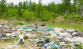 Una discarica abusiva in piena campagna