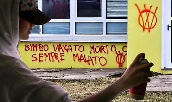 I No Vax colpiscono la scuola