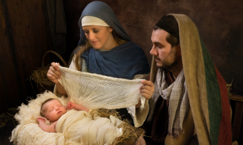 Devesi accende il Natale, il presepe vivente torna sul sagrato di San Pietro