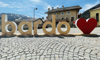Si imbucano ad una festa a Bardonecchia e devano una casa