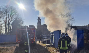 Esplosione all’ecocentro: un petardo tra i rifiuti elettronici scatena l’incendio