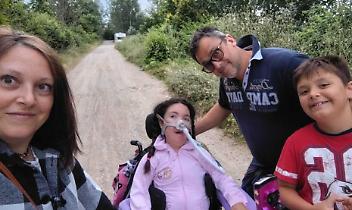 Una sedia per Greta affetta da SMA: il sogno che muove un intero paese