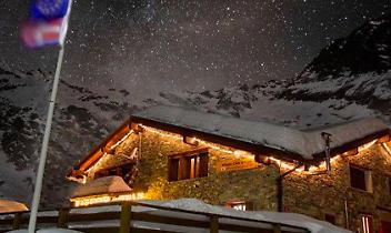 Incendio al Rifugio Città di Ciriè: evacuati trenta ospiti al Piano della Mussa, paura durante le vacanze natalizie