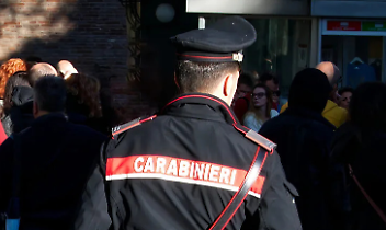 Coscritti ubriachi marci sputano e insultano i carabinieri dopo aver danneggiato diverse auto