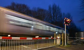 Panico in Canavese: veicolo bloccato al passaggio a livello, treno fermato in extremis!
