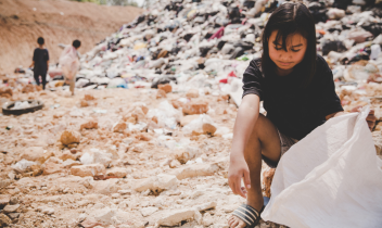 Rubavano i rifiuti negli Ecocentro: Seta in Tribunale contro i Rom "rottamai"