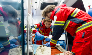 Arresto cardiaco in strada: un passante lo salva, 118 stabilizza il paziente
