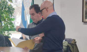 Roberto Pontelli ha consegnato le firme al sindaco Vittorio Rocchietti