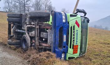 Il camion cisterna ribaltato su un fianco