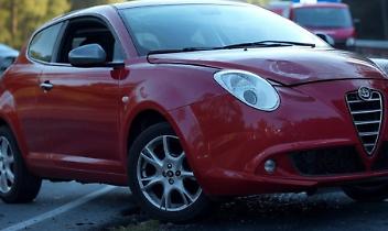Incidente spaventoso ad Avigliana: Alfa Romeo Mito si ribalta