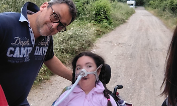 Una carrozzina da 37.000 euro per Greta: serve l’aiuto di tutti