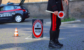 Travolge un clochard sulle strisce pedonali e scappa. Arrestato il pirata della strada