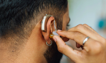 Truffa del finto sordo smascherata da un vero sordo