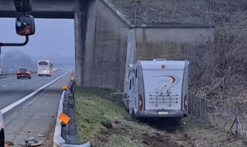 Camper si schianta contro un cavalcavia sull'A5: conducente incastrato tra le lamiere