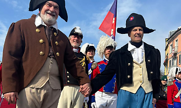 Penultima domenica di Carnevale, tra pifferi, carri, fagioli e fanfare