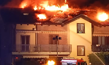 Salassa, incendio nella notte: tetto in fiamme, paura tra i residenti