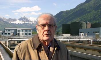In foto Roberto Stroppiana, 86 anni. Si è ritrovato l'impianto a soli 30 metri da casa