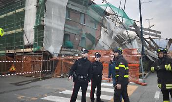 Crolla un ponteggio in paese: paura, un'auto danneggiata e traffico in tilt