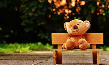 Favole e sogni: la notte dei pupazzi incanta i bambini della collina