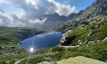 Dove il silenzio parla e le montagne raccontano: il nuovo cammino dell’Alta Via Canavesana e del Giroparco Gran Paradiso