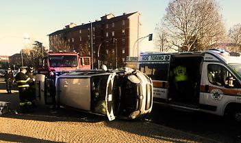Ciri&egrave;, auto si ribalta 