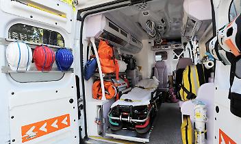 Auto fuori strada, schianto nel fosso