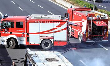 Auto ibrida in fiamme