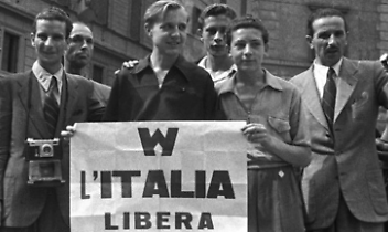 Bollengo celebra la Liberazione: fiaccolata, memoria e una pergamena per i sindaci
