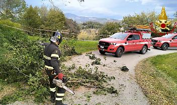 Danni in tutta la zona, vigili del fuoco al lavoro da ore. Allerta per nuove raffiche nelle prossime ore