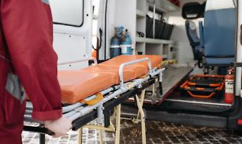 Muore schiacciato da un tronco mentre taglia un albero a Castellamonte: inutili i soccorsi del 118