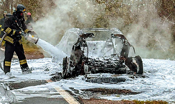 Auto elettrica prende fuoco: l'intervento dei vigili evita il peggio