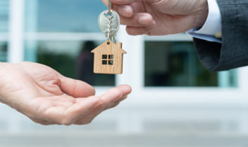 Santena, la casa che non esiste: truffati in decine con caparre e contratti falsi