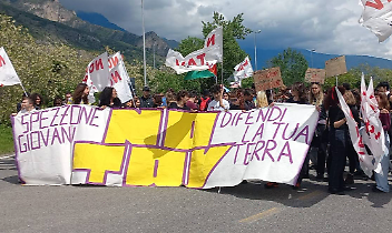 Susa, migliaia in marcia contro la Tav: stazione chiusa con i nastri, 13 sindaci in corteo