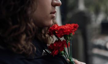 Pompe funebri in guerra: “Hanno lasciato il biglietto da visita sul morto”. A Ivrea il processo