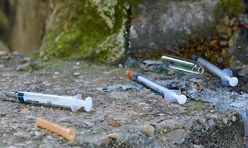 Rondissone, siringhe usate sotto il ponte