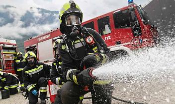 Incendio tra le sterpaglie a Chieri, fumo visibile a chilometri di distanza