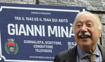 La targa dedicata a Gianni Minà in via Marconi 33 a Brusasco